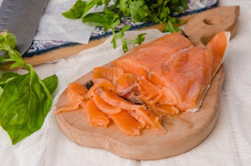 Шаг 13 приготовления Пицца с красной рыбой семгой на дрожжевом тесте