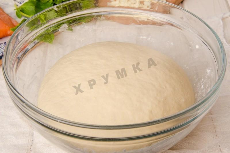 Шаг 14 приготовления Пицца с красной рыбой семгой на дрожжевом тесте