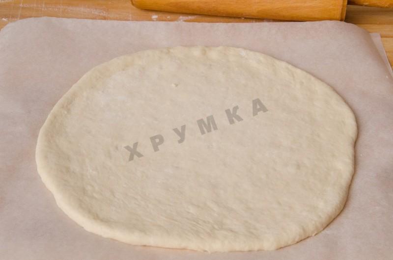 Шаг 18 приготовления Пицца с красной рыбой семгой на дрожжевом тесте