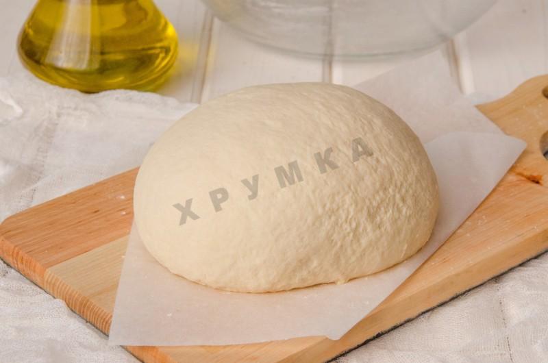 Шаг 7 приготовления Пицца с красной рыбой семгой на дрожжевом тесте