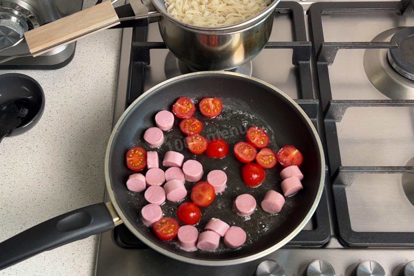Шаг 5 приготовления Макароны с сосисками и сыром