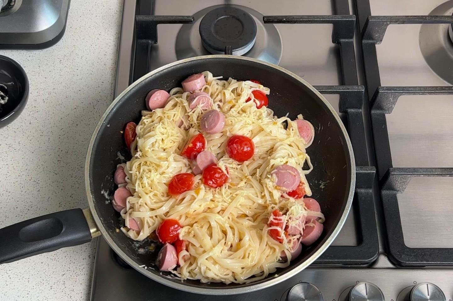 Шаг 8 приготовления Макароны с сосисками и сыром