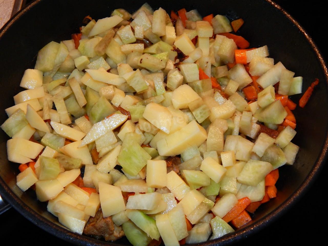 Шаг 10 приготовления Тушеная картошка с мясом и овощами