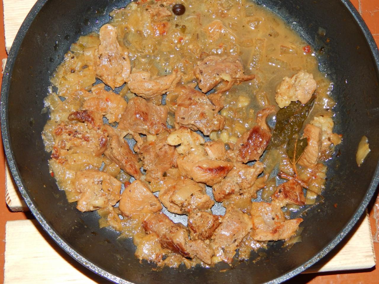 Шаг 5 приготовления Тушеная картошка с мясом и овощами