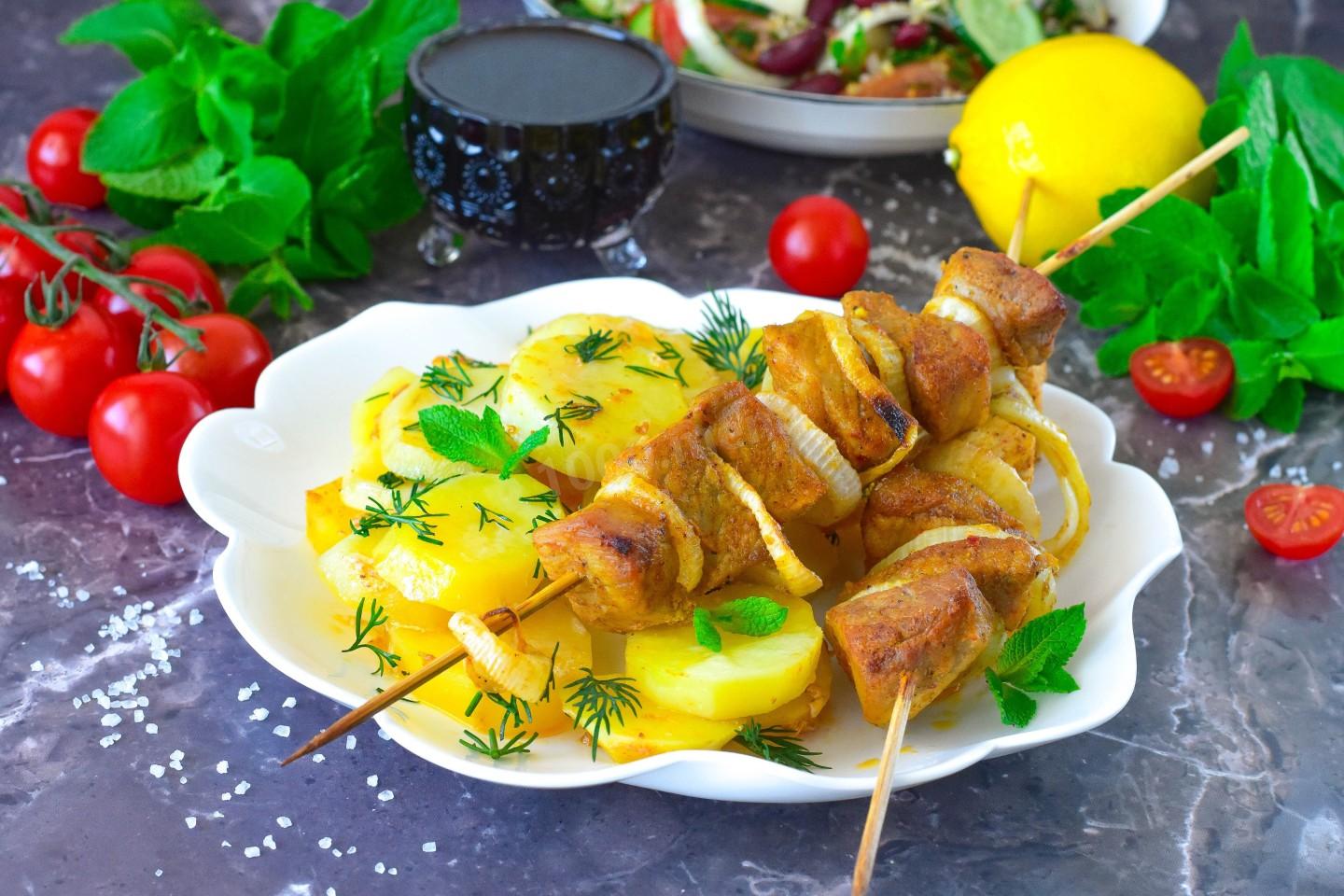 Шаг 10 приготовления Шашлык с картошкой в духовке из свинины