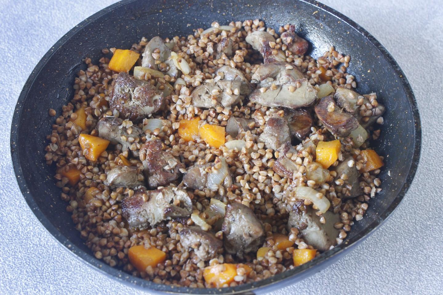 Шаг 6 приготовления Гречка с куриной печенью