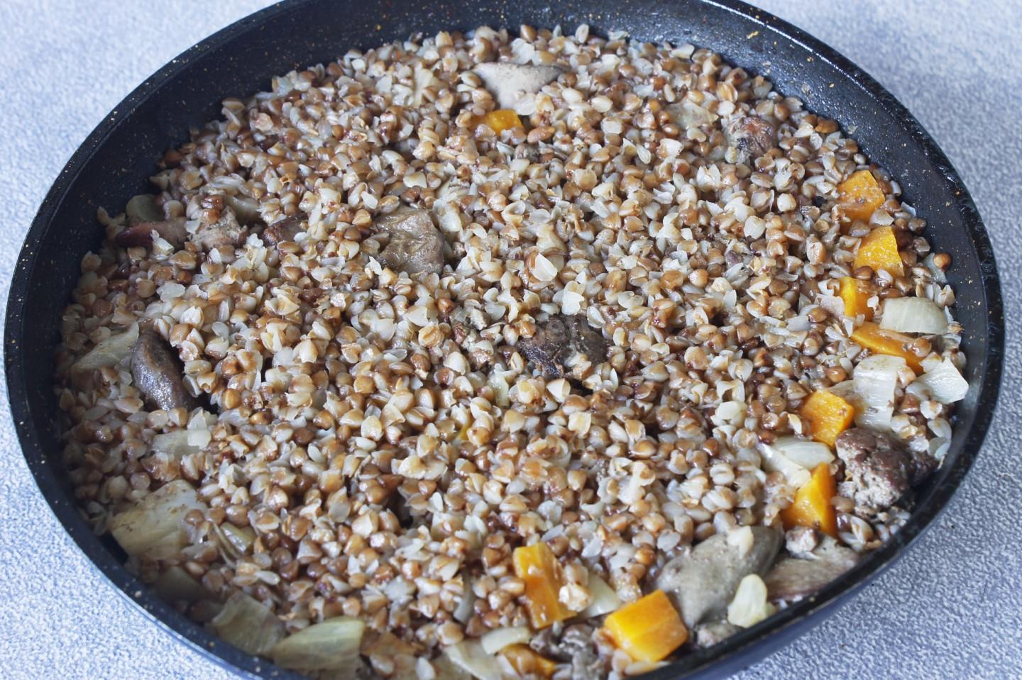 Шаг 8 приготовления Гречка с куриной печенью