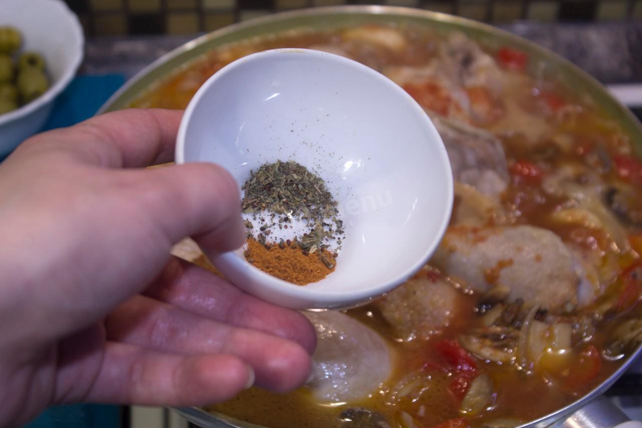 Шаг 15 приготовления Курица тушеная с грибами и овощами