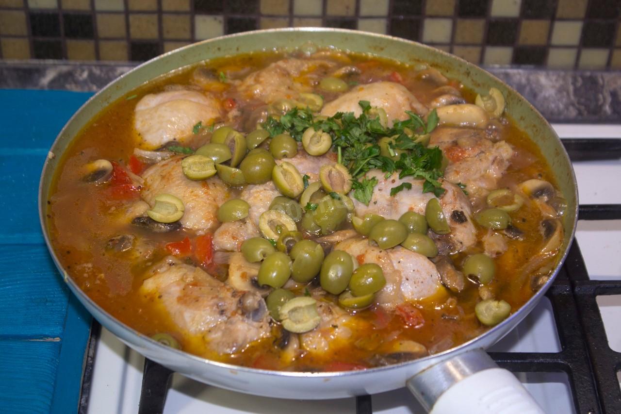 Шаг 18 приготовления Курица тушеная с грибами и овощами