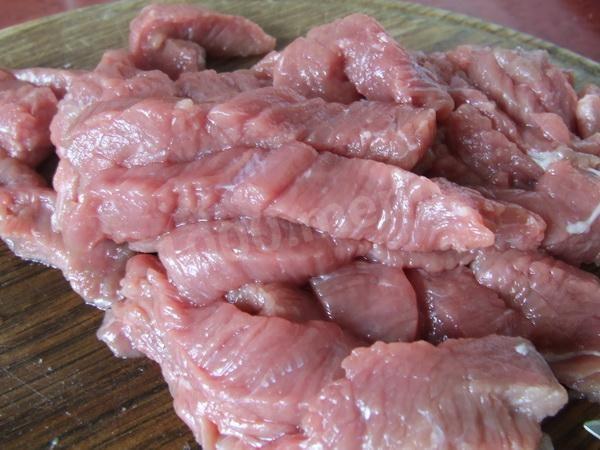 Шаг 1 приготовления Тушеная телятина с овощами
