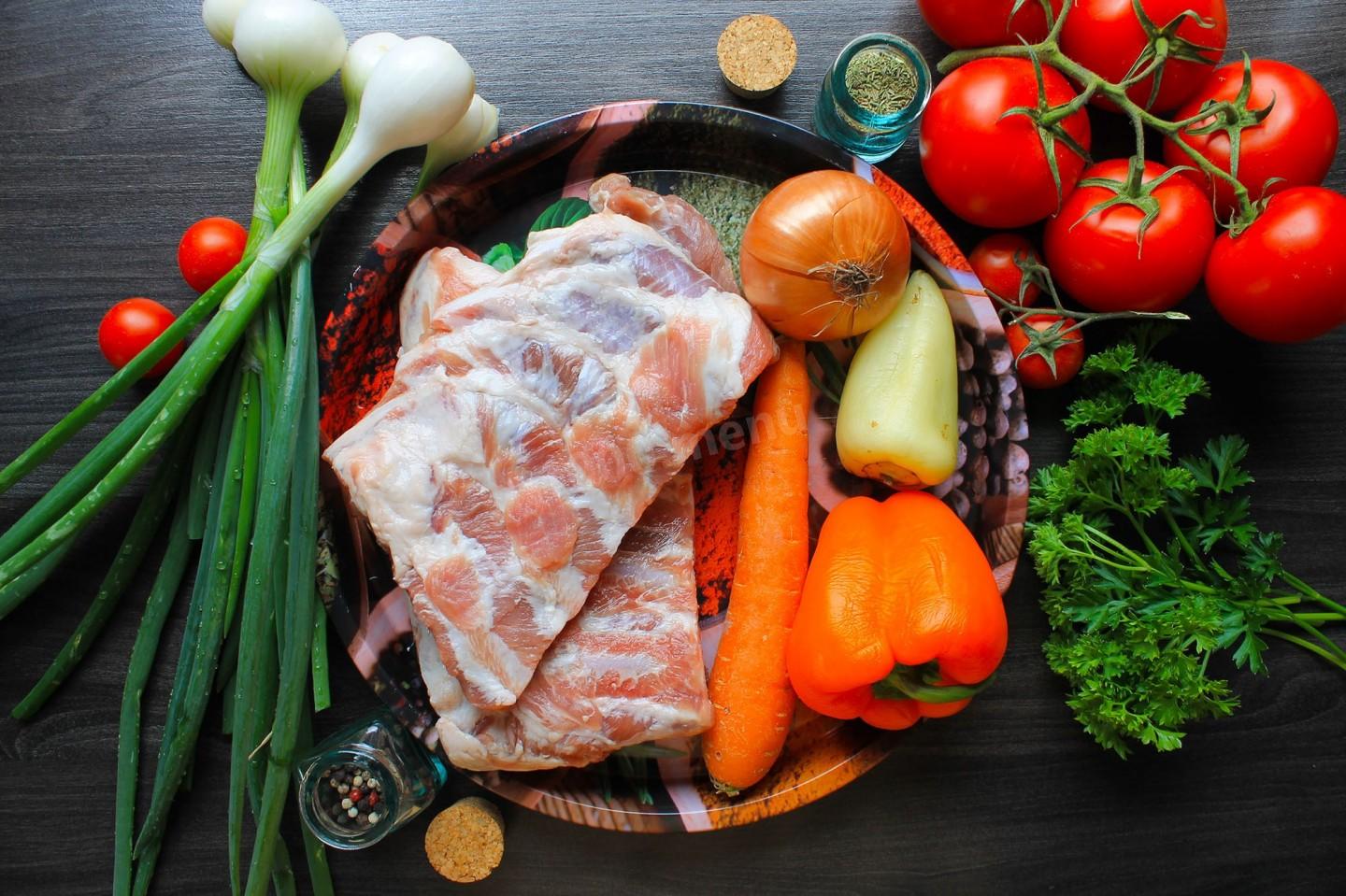 Шаг 1 приготовления Вкусные свиные ребрышки на сковороде тушеные с овощами
