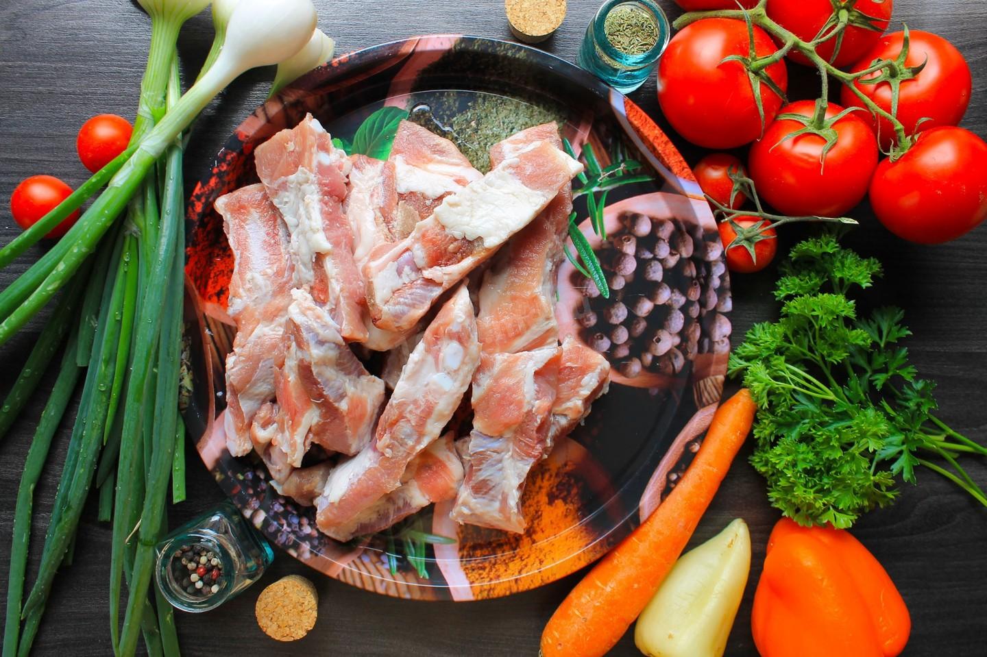 Шаг 2 приготовления Вкусные свиные ребрышки на сковороде тушеные с овощами