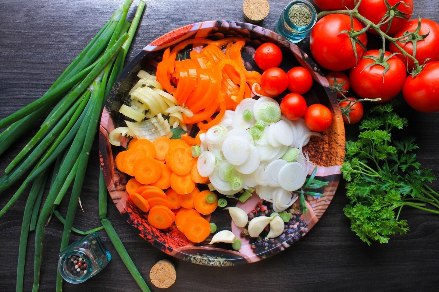 Шаг 3 приготовления Вкусные свиные ребрышки на сковороде тушеные с овощами