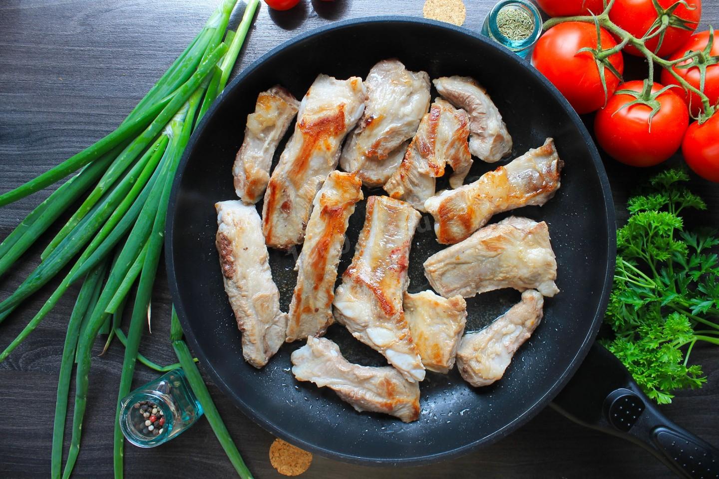 Шаг 4 приготовления Вкусные свиные ребрышки на сковороде тушеные с овощами