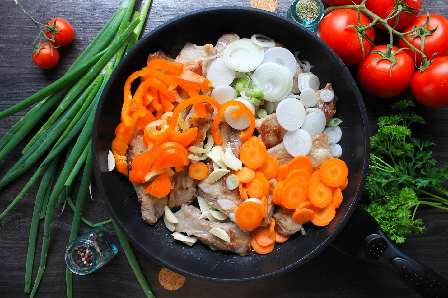 Шаг 5 приготовления Вкусные свиные ребрышки на сковороде тушеные с овощами