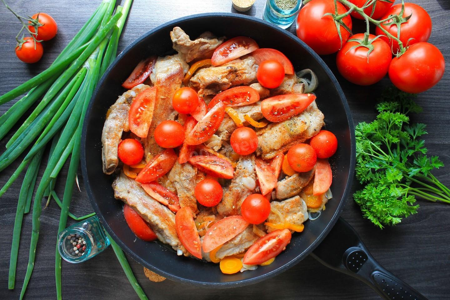 Шаг 6 приготовления Вкусные свиные ребрышки на сковороде тушеные с овощами