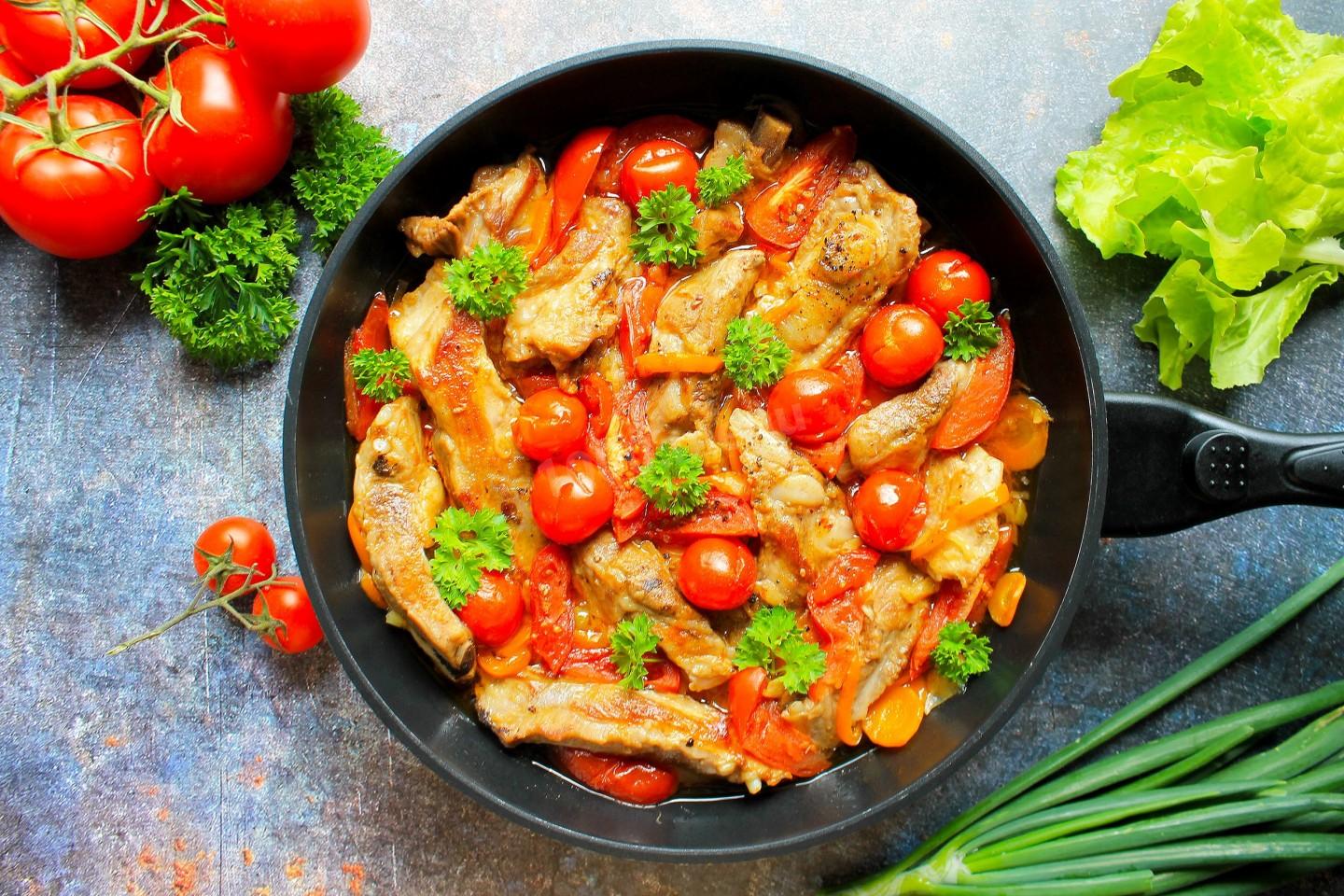 Шаг 7 приготовления Вкусные свиные ребрышки на сковороде тушеные с овощами