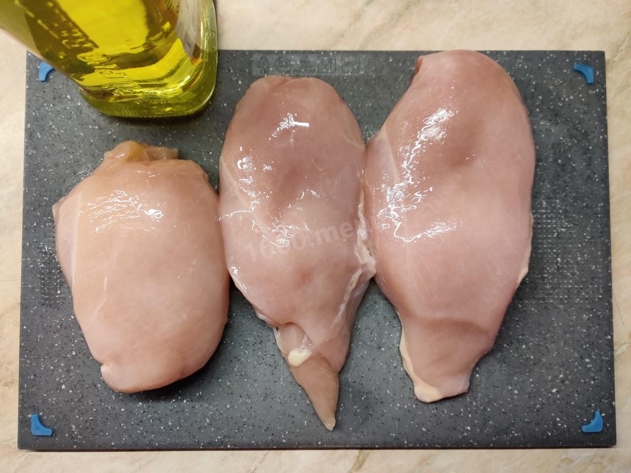 Шаг 2 приготовления Куриное филе с помидорами и сыром на сковороде