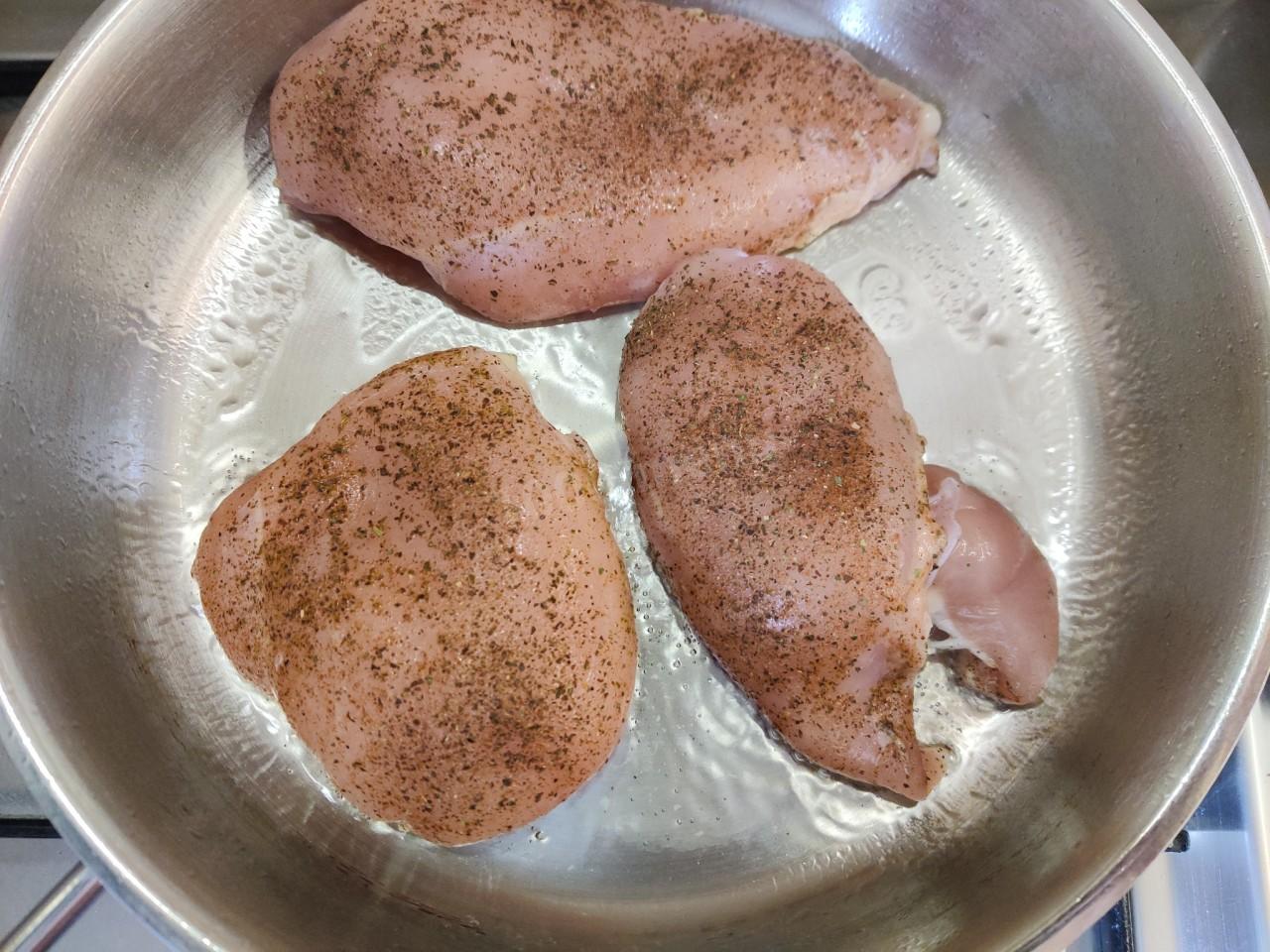 Шаг 4 приготовления Куриное филе с помидорами и сыром на сковороде