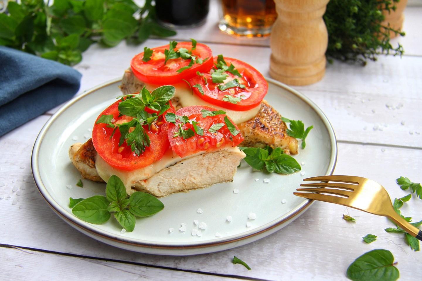 Шаг 8 приготовления Куриное филе с помидорами и сыром на сковороде