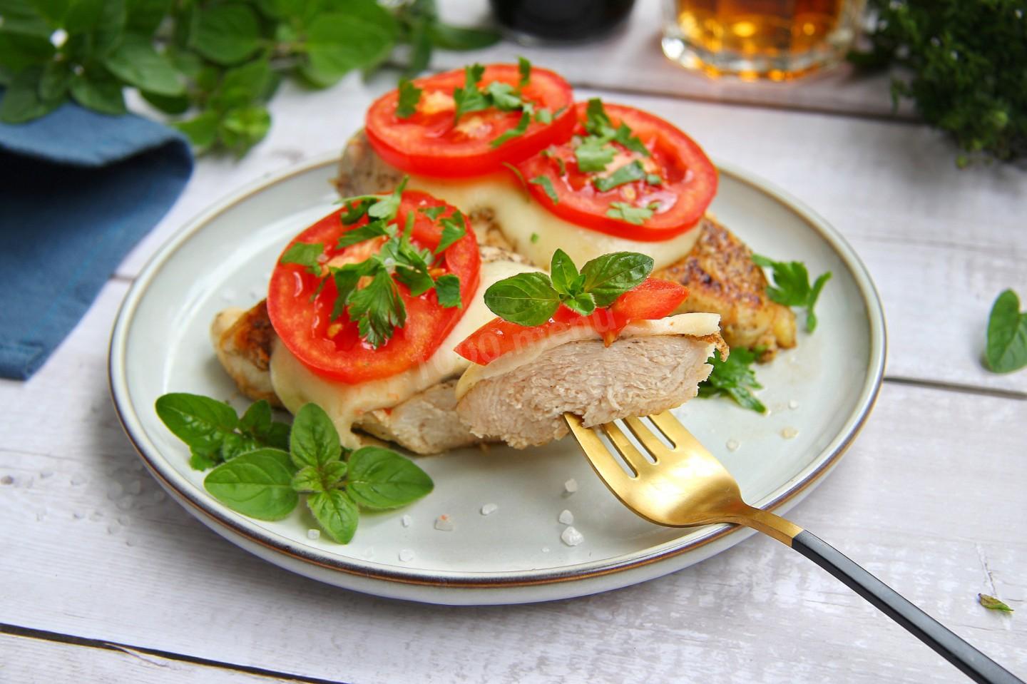 Обложка рецепта Куриное филе с помидорами и сыром на сковороде