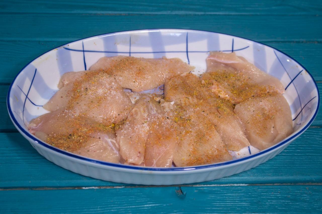 Шаг 5 приготовления Куриная грудка в кефире в духовке
