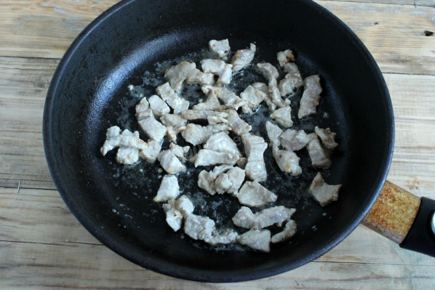 Шаг 8 приготовления Мясо с картошкой в тыкве в духовке