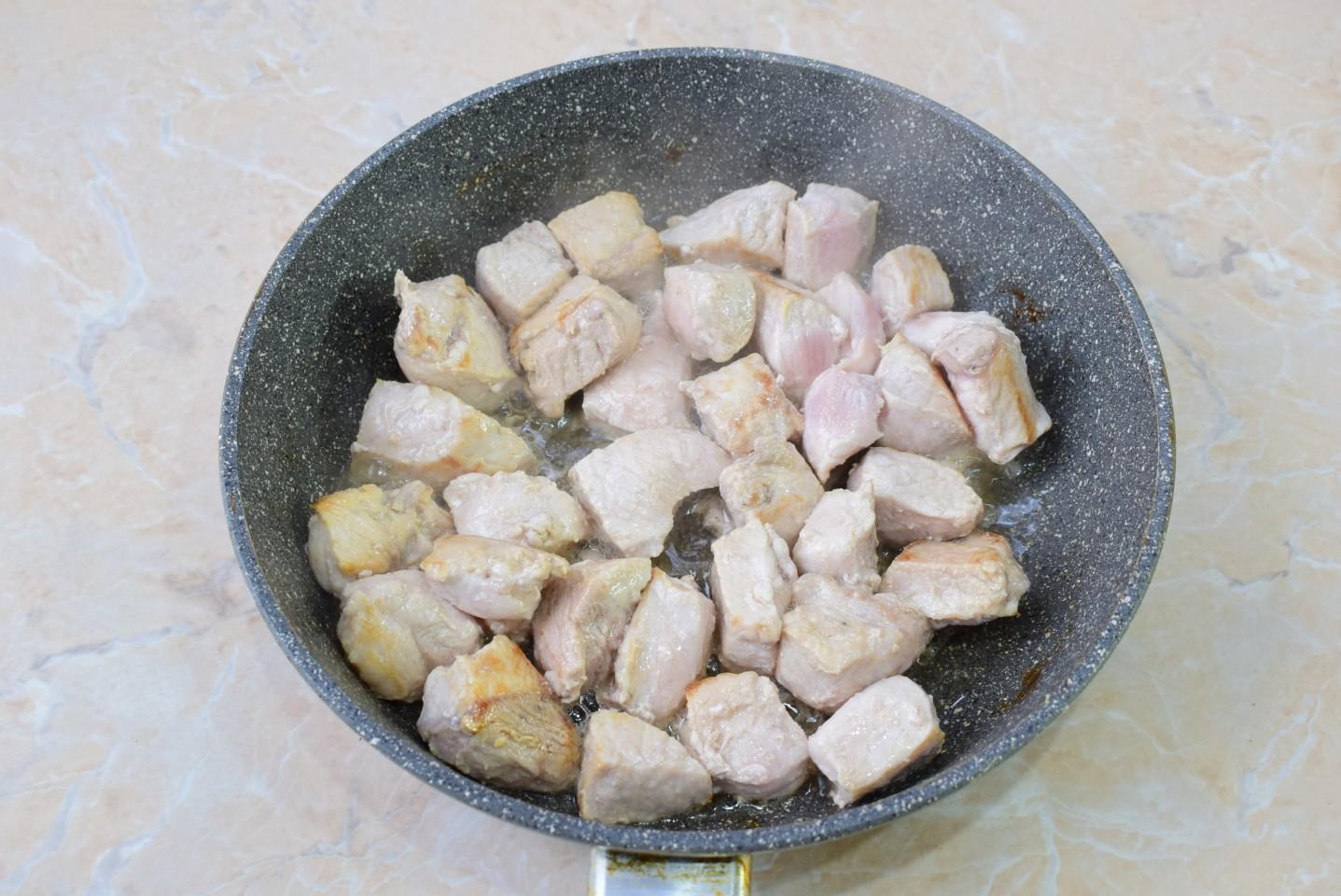 Шаг 2 приготовления Подлива из свинины с томатной пастой