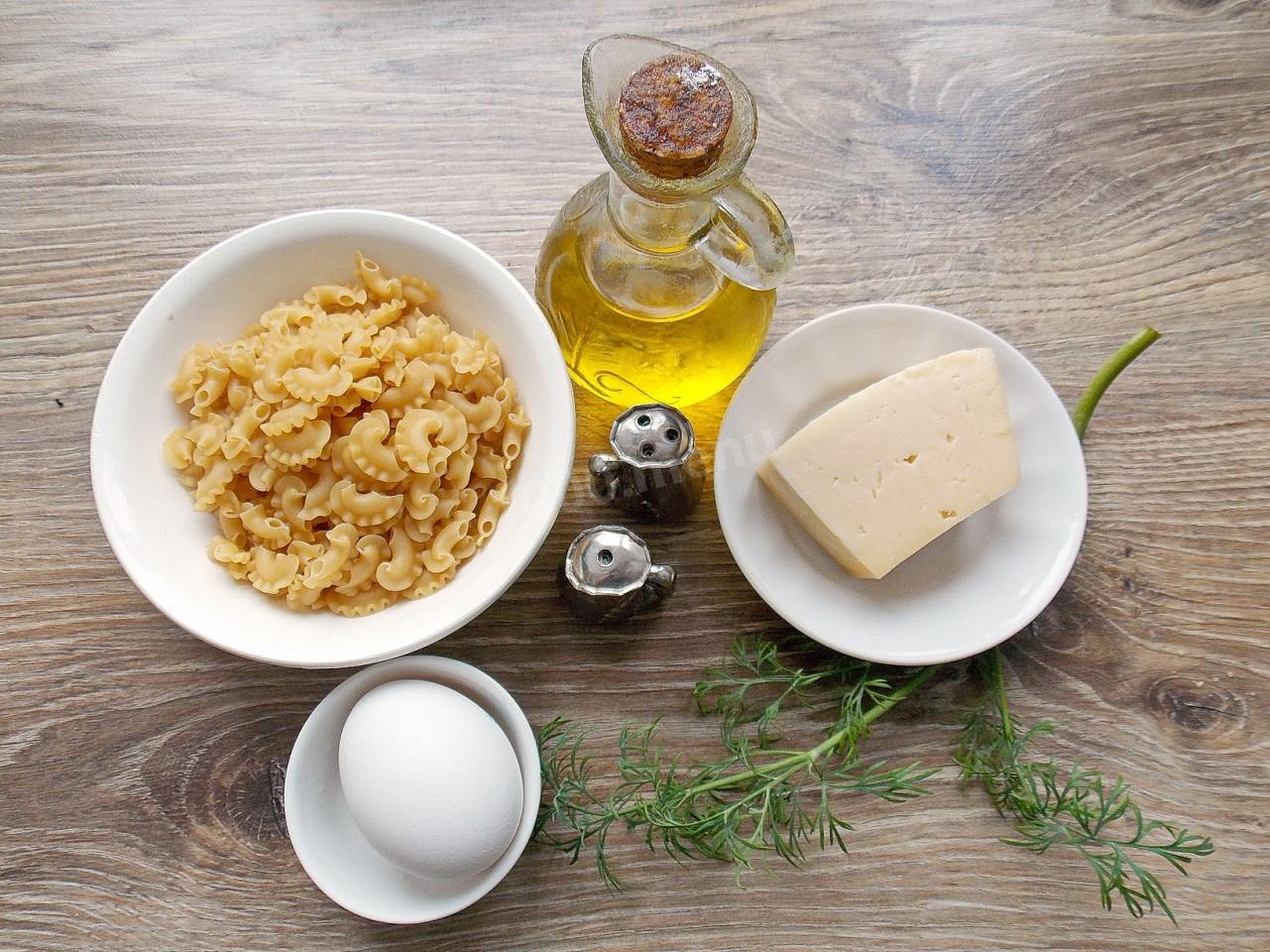 Шаг 1 приготовления Макароны в духовке с сыром и яйцом