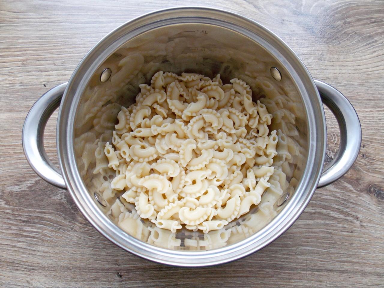 Шаг 2 приготовления Макароны в духовке с сыром и яйцом