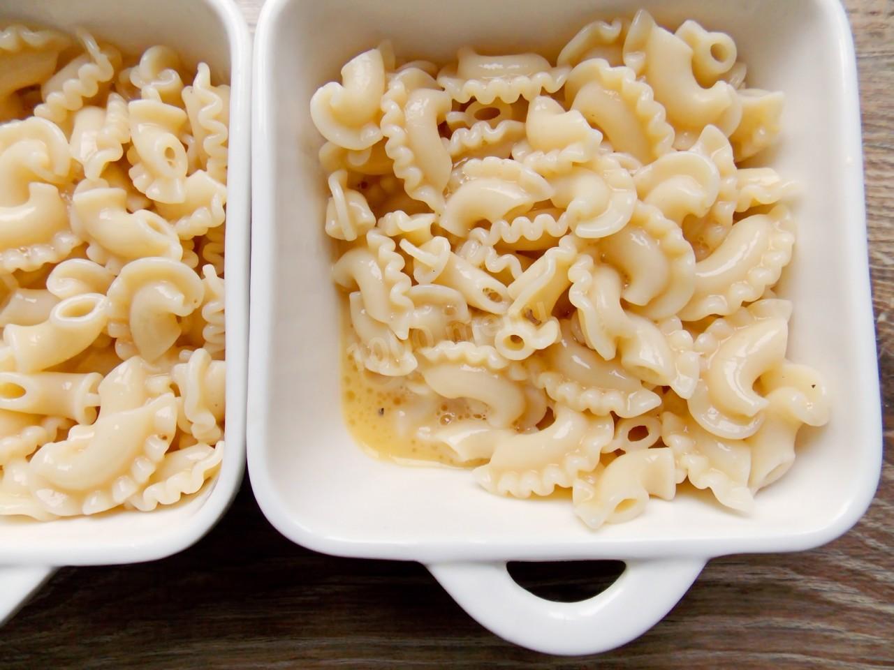 Шаг 5 приготовления Макароны в духовке с сыром и яйцом