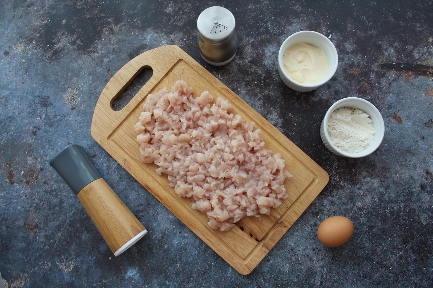 Шаг 2 приготовления Куриные котлеты с майонезом и мукой рубленные