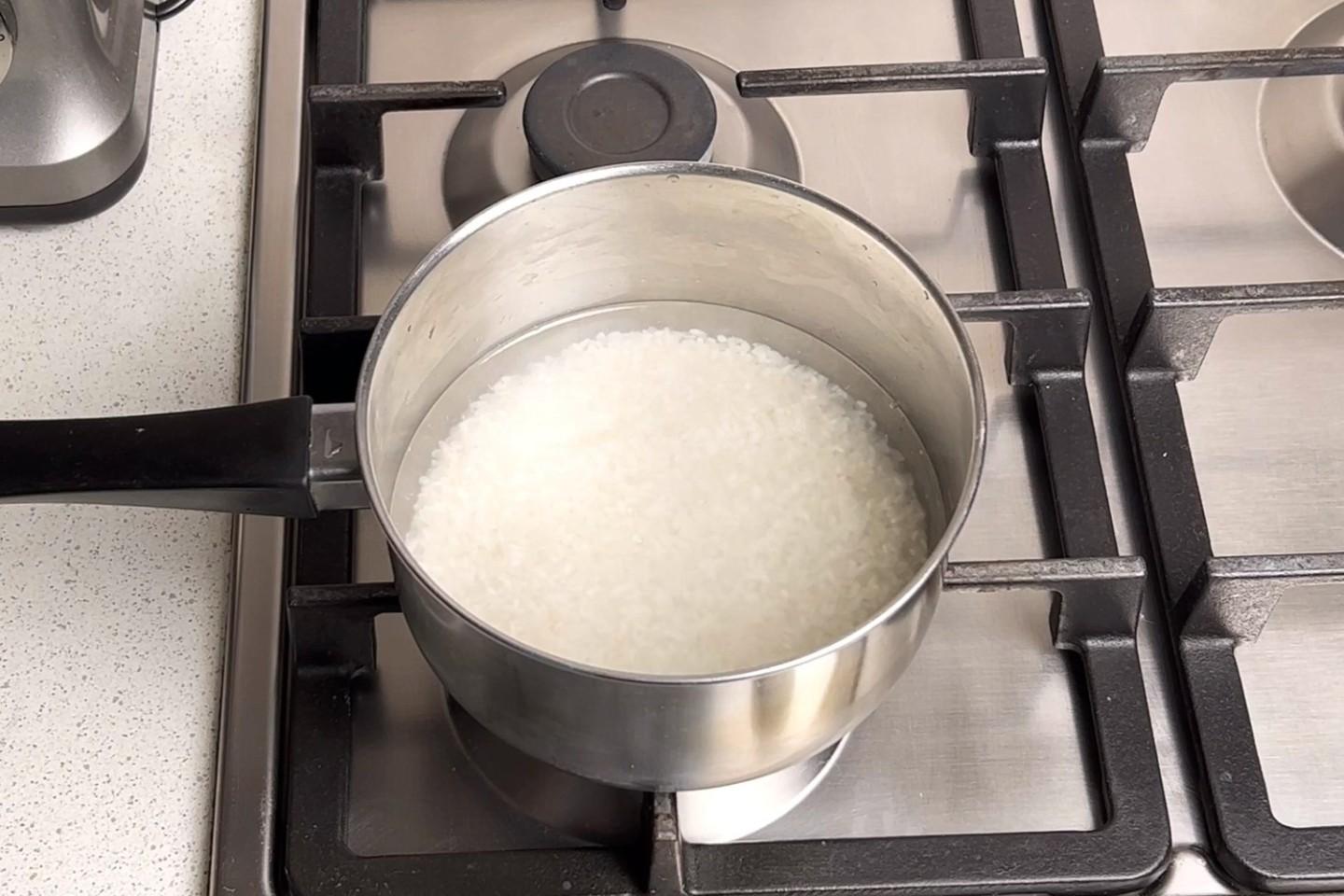 Шаг 4 приготовления Рисовая каша с изюмом и молоком