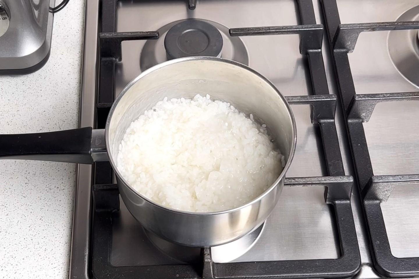 Шаг 5 приготовления Рисовая каша с изюмом и молоком
