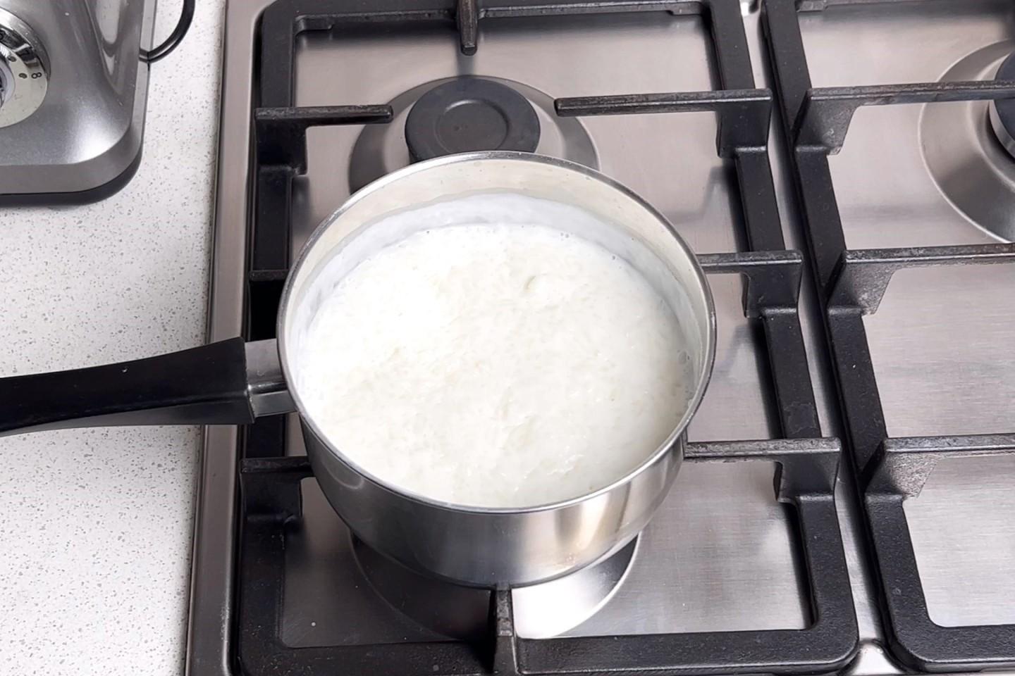 Шаг 7 приготовления Рисовая каша с изюмом и молоком