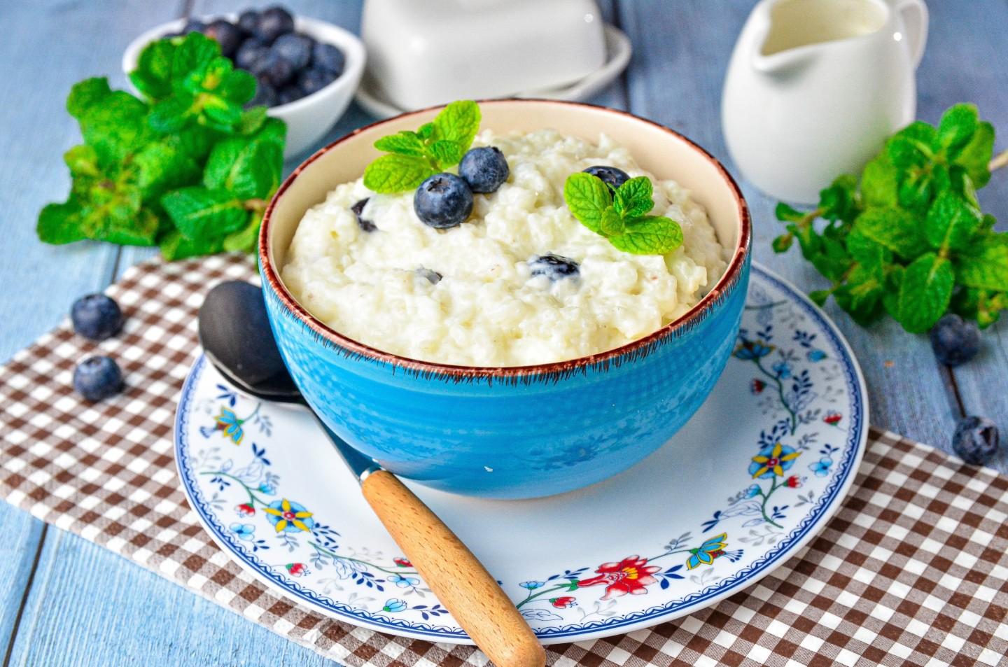 Шаг 9 приготовления Рисовая каша с изюмом и молоком