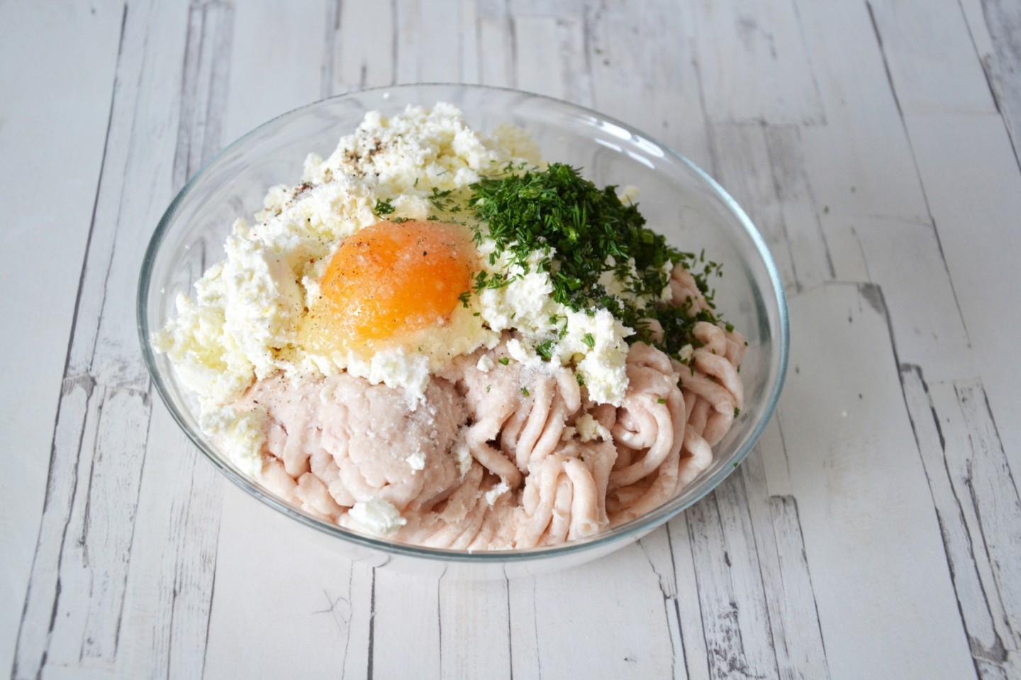 Шаг 4 приготовления Куриные котлеты с творогом в духовке