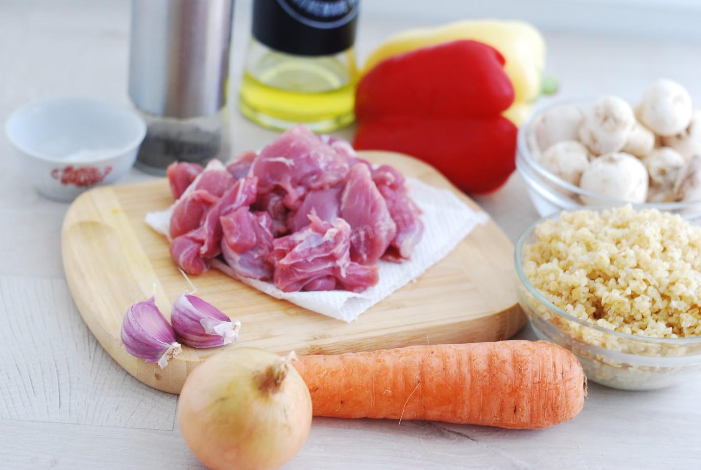 Шаг 1 приготовления Булгур с индейкой и овощами на сковороде