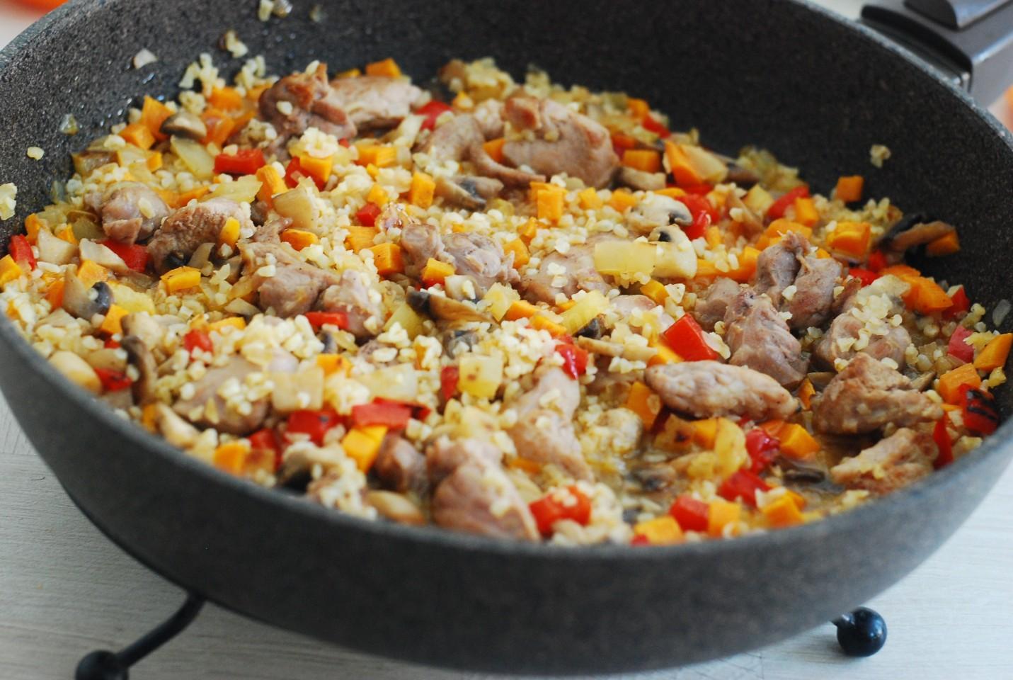 Шаг 11 приготовления Булгур с индейкой и овощами на сковороде