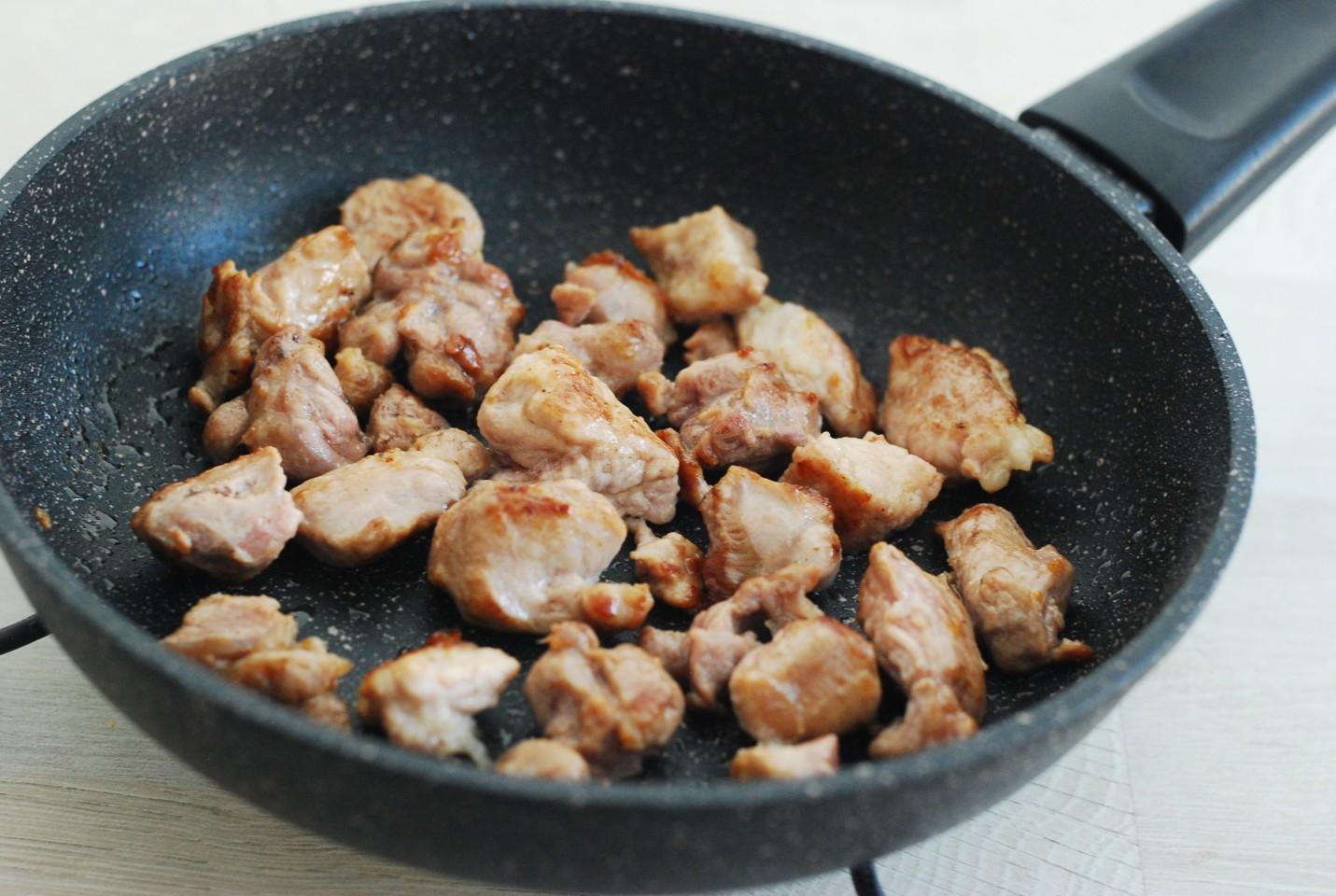 Шаг 3 приготовления Булгур с индейкой и овощами на сковороде