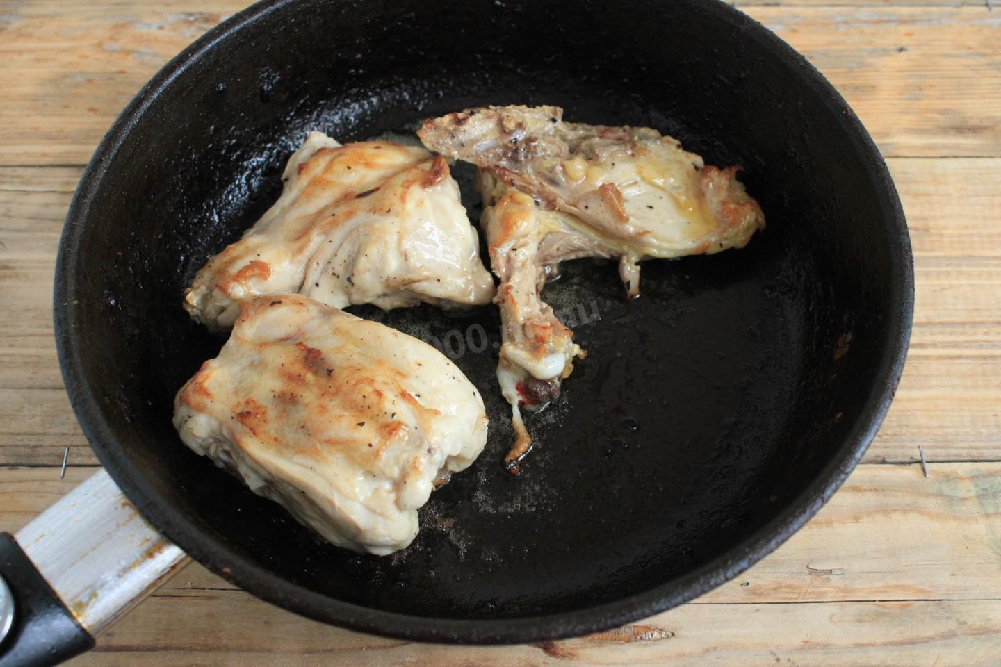 Шаг 2 приготовления Рис с овощами и курицей в духовке