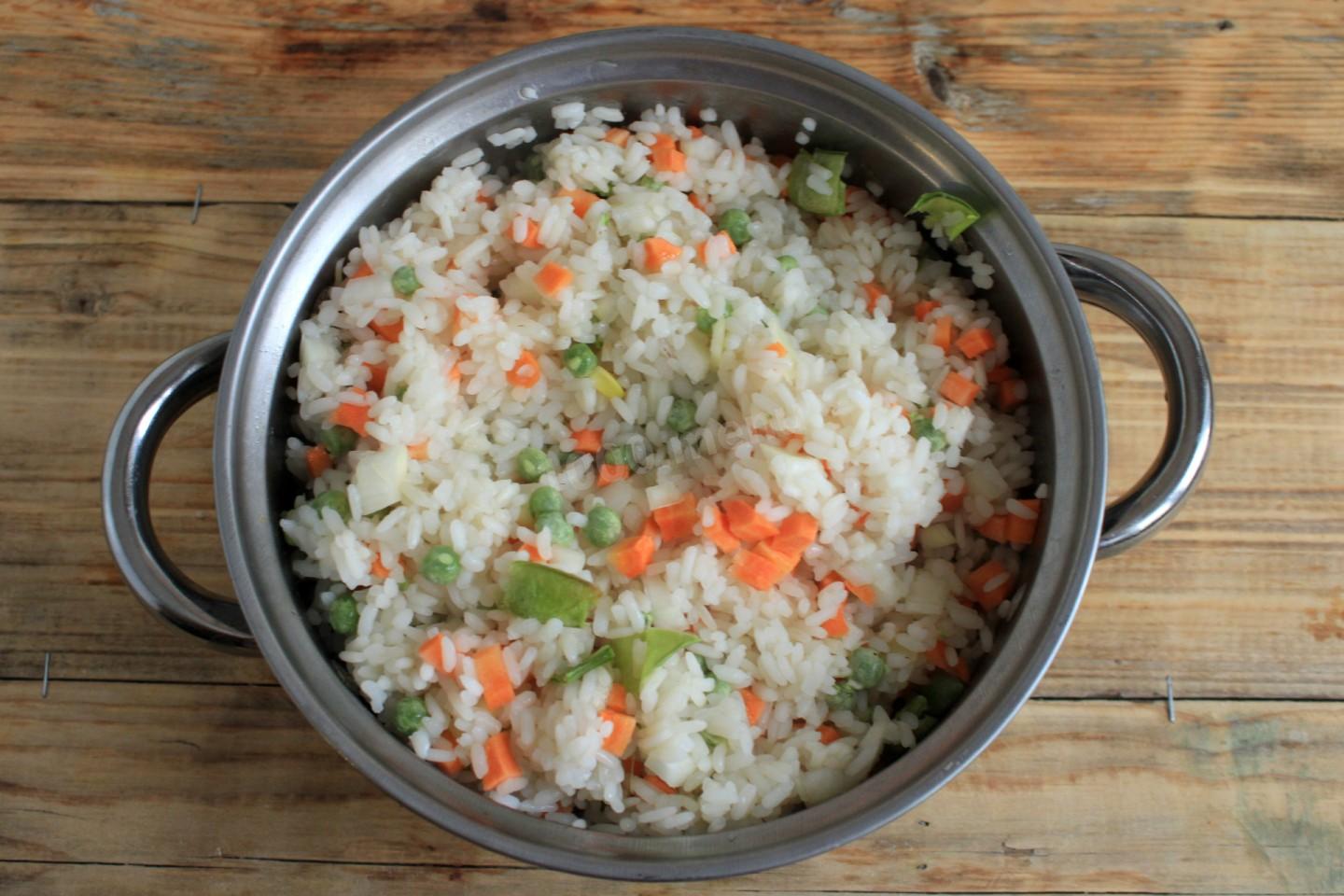 Шаг 6 приготовления Рис с овощами и курицей в духовке