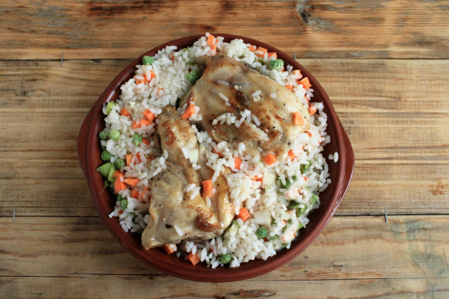 Шаг 8 приготовления Рис с овощами и курицей в духовке