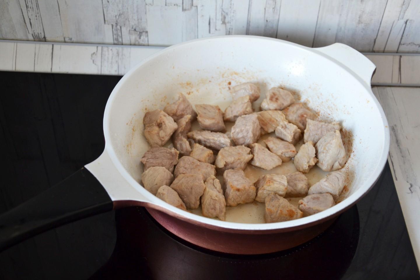 Шаг 5 приготовления Тушеная картошка с мясом в сковороде