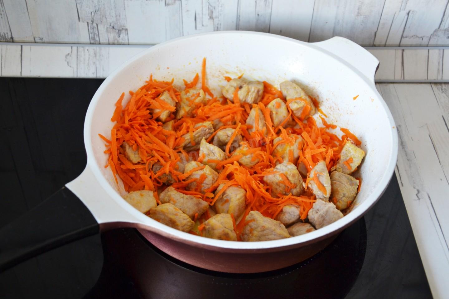 Шаг 6 приготовления Тушеная картошка с мясом в сковороде