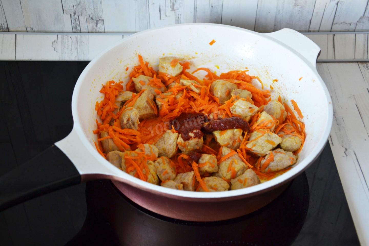 Шаг 7 приготовления Тушеная картошка с мясом в сковороде