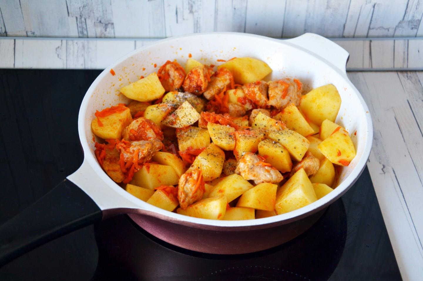 Шаг 8 приготовления Тушеная картошка с мясом в сковороде