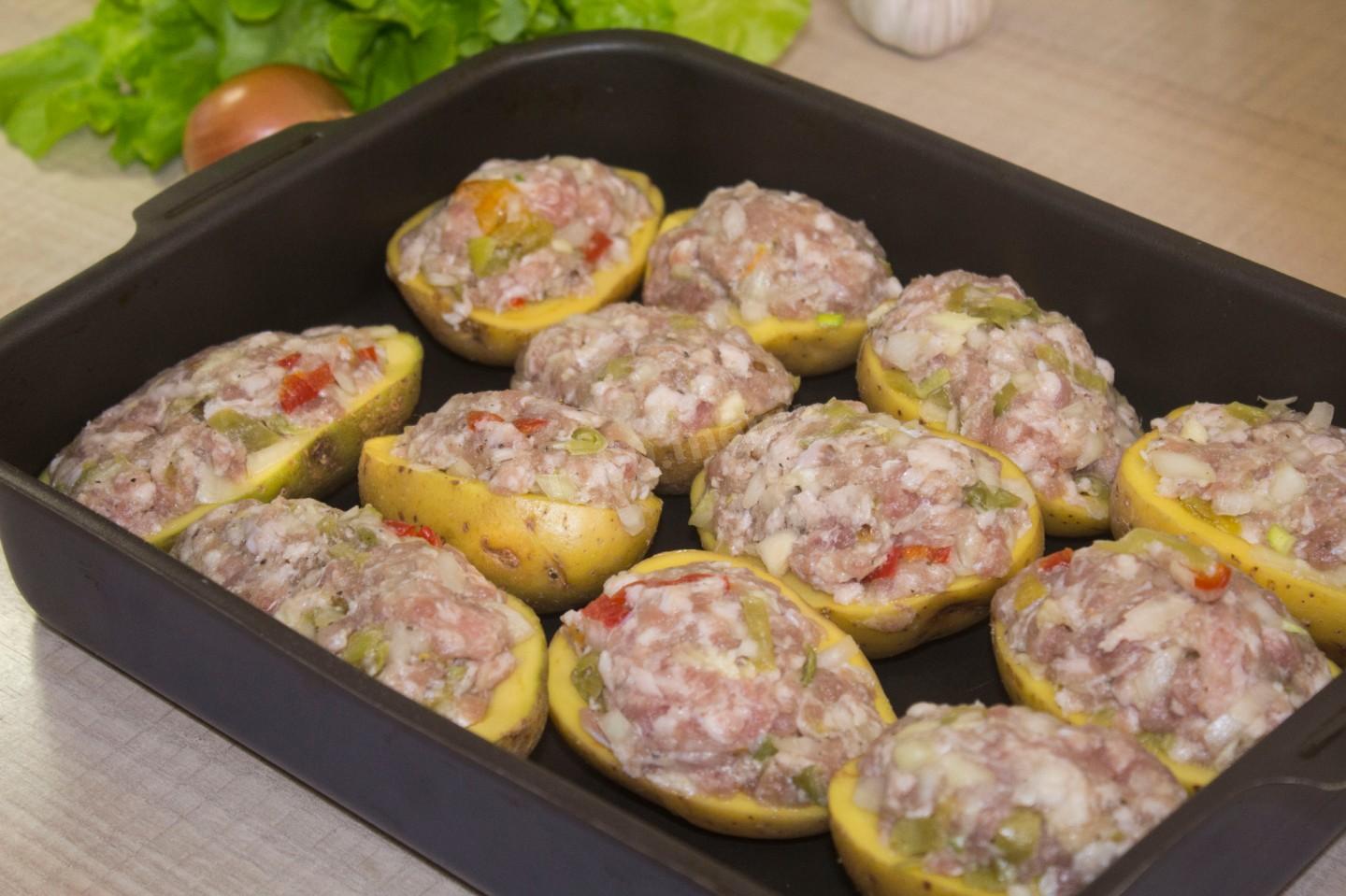 Шаг 10 приготовления Картофельные лодочки в духовке с начинкой фаршем