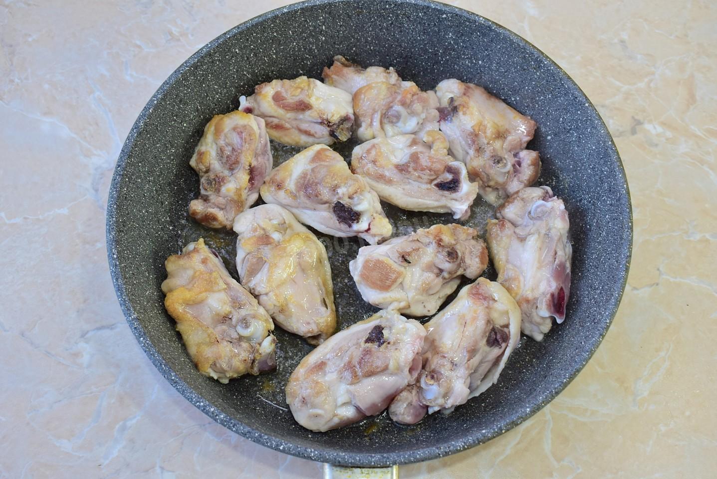 Шаг 4 приготовления Чахохбили из курицы с картошкой