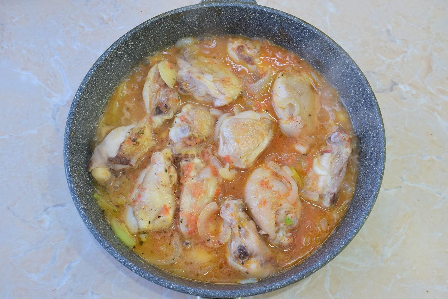 Шаг 8 приготовления Чахохбили из курицы с картошкой